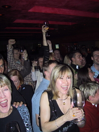 Crowd_reacts_to_feenies_triumph